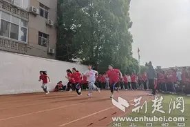 杨威中学举行第六届春季田径运动会图片