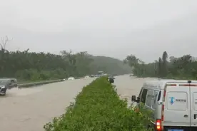 强降雨致积水倒灌 G9811海三高速K59处双幅交通阻断图片