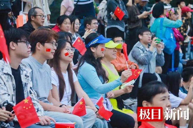 东湖游船载着国旗迎国庆，全国各地游客迎着朝阳“歌唱祖国”
