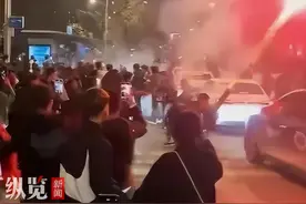 第一现场｜记者实探济南解放阁：现场不断有警察巡视，商户称6日晚“炸街”少年多来自济南附近城市图片