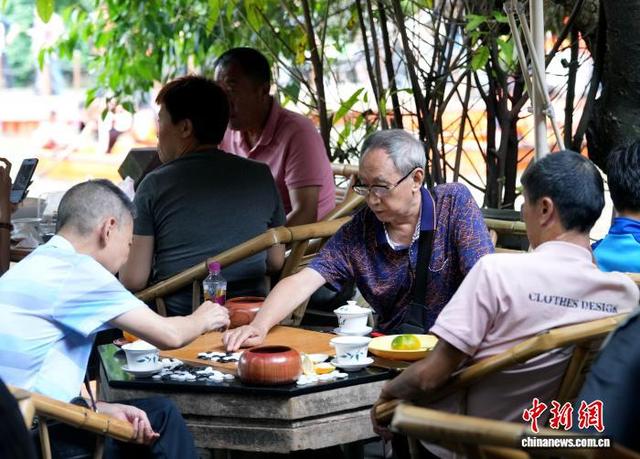 国庆假期游客体验成都“巴适”生活