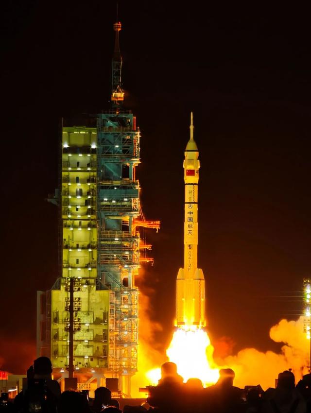 中国航天员第7次“太空会师”，3.5小时快速交会对接是如何实现的？