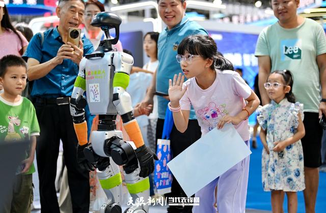 G视觉丨热度高涨！2025数博会：科技魅力吸引众人驻足