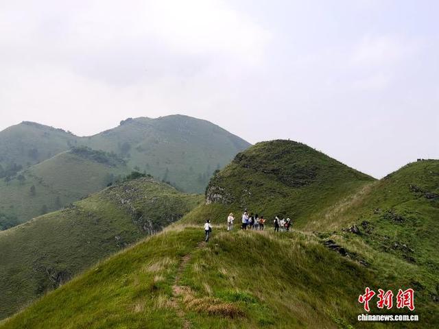 广西来宾九凤山藏天然“福”字 成网红登山打卡地
