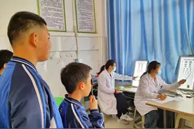 大汶口镇第一中学组织全体学生进行免费视力筛查图片