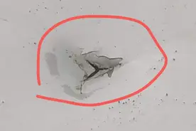 新闻CT | 从天而降的水泥块砸坏轿车，徐汇同汇苑外墙装饰条维修方案为何难产？图片