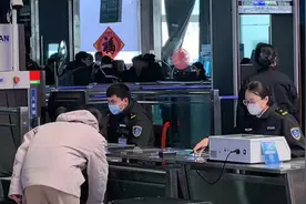新春走基层｜安检员的春运：十秒蹲起两次，一天检查行李超两千件图片