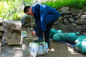 劳动者｜“山东队长”之梁京申：肩担百斤，独臂挑山三十年图片