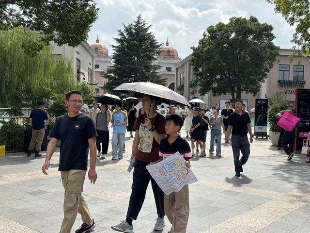 拖箱狂买直呼便宜！沪上奥特莱斯成为中外游客“扫货地标”
