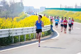 3500人“跑”进金色油画 南县花海马拉松飘起小龙虾香图片