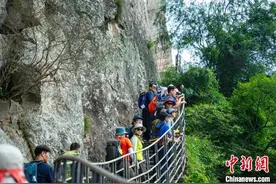近百位韩国登山爱好者行游乐清雁荡山 感知自然人文美图片