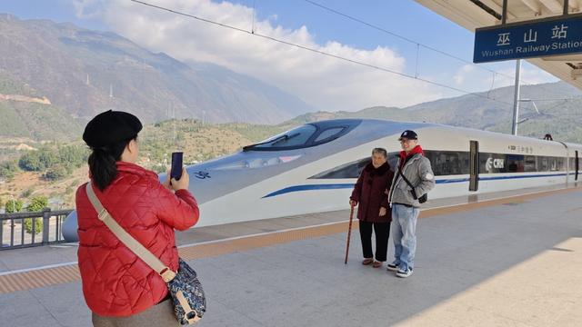 高铁赋能“红叶经济” 交通文旅深度融合激活秋冬旅游新动能