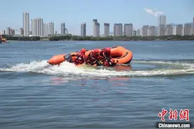 备战汛期 厦门消防水域救援训练锤炼“水中蛟龙”图片