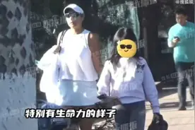 54岁瞿颖带两个女儿与男友一同现身打网球，火辣身材引热议图片