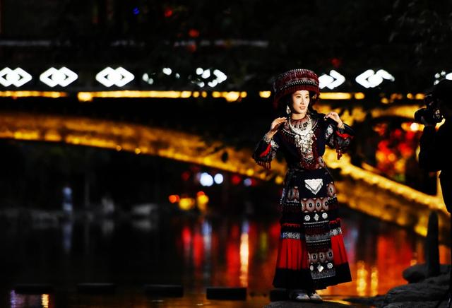 雷山西江苗寨初冬景色怡人吸引游客错峰出游