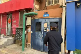 清理杂乱小广告 美化市容靓环境图片