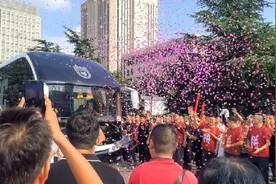 陕西长安联合足球队球迷为球队送大巴车：与俱乐部商量过必要性，希望球队能好好活下去图片