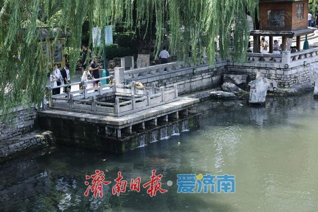 一年四季 泉在济南丨玛瑙泉瀑布水帘重现 古城河畔添灵动景致