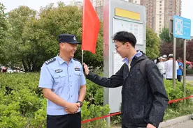 江苏淮安：涟水警号“211”民警成考生“锦鲤”，护考11年，今年陪女儿共“答卷”图片