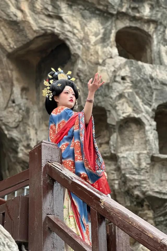 “一生总要去一次龙门石窟”