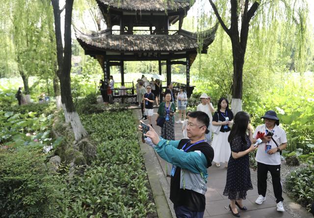 华媒代表“解码”新都桂湖：历史遗存与现代城市的共生密码