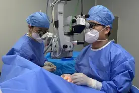 心疼！哥哥帮妹妹换纸尿裤划破眼球图片