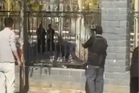 大爷隔着栅栏卖红薯，校内食堂员工用灭火器驱赶，校方回应：已对相关人员进行处罚视频封面