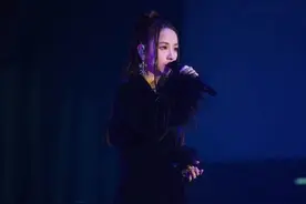 唱红多首香港影视金曲的谷婭溦：今年将通过歌唱真人秀回归内地图片