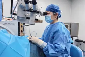 女子2000度超高度近视引发白内障，医生提醒高度近视人群应注意定期检查图片