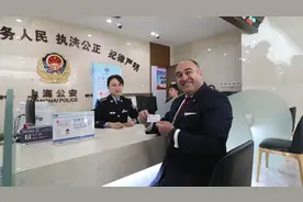 新版外国人永久居留身份证亮相！启用首日，6人在沪领到这张“五星卡”图片