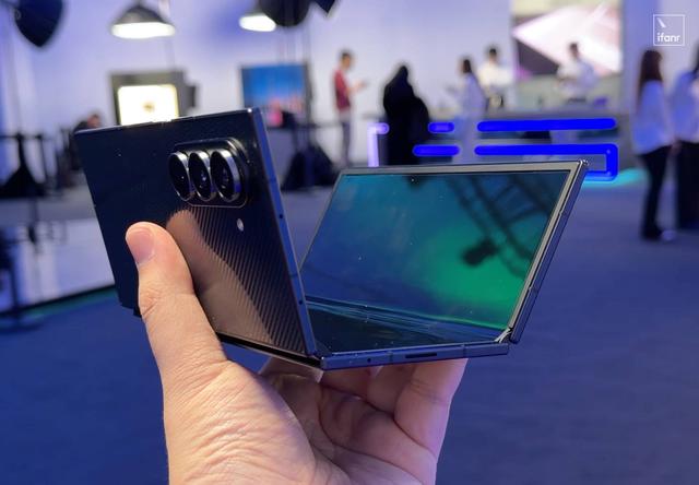 三星 Galaxy Z TriFold 真机上手：能揣兜的电脑