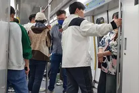 济南地铁报站屏字条有点小，老年乘客“干瞪眼”图片