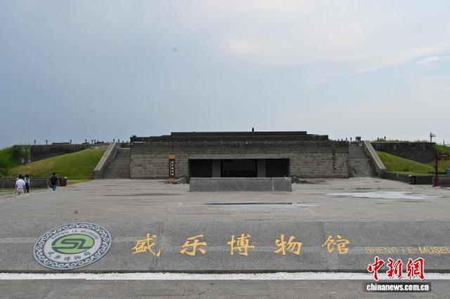 游客参观和林格尔土城子遗址公园