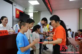 通道：爱心助学为60名困难学生发放助学金图片