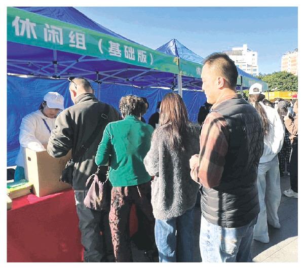 万人赴约漓江徒步 领物现场暖意融融