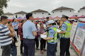 江门开平公安交警进镇街开展交通安全宣传活动图片