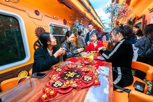 “津旅时光号” 天津启程！复古绿皮车变移动剧场