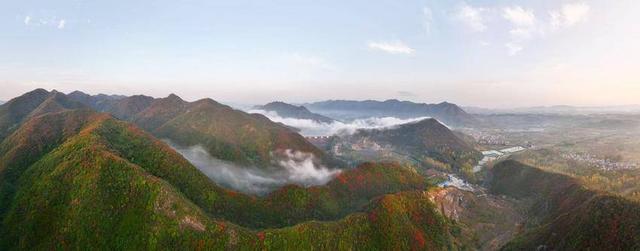 南漳：聚仙观顶望秋深 一笔胭脂染万岑