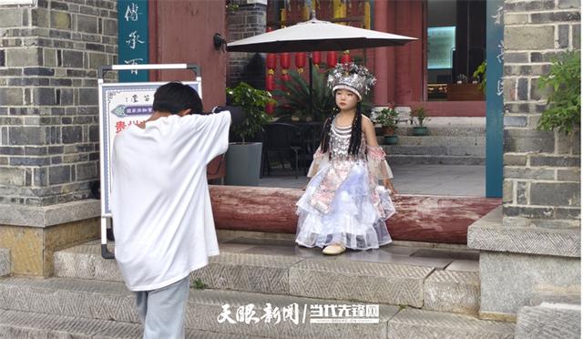 咔嚓！青石板上的亲子大片，藏着这座古镇600年的故事
