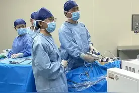 肾上腺肿瘤2年后明显增大 “后腹腔镜手术”顺利切除 泌尿外科专家郭峰提醒：不是所有的肾上腺肿瘤都需手术图片