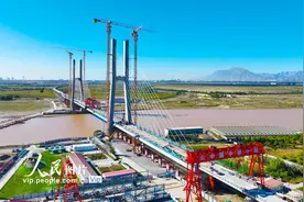 内蒙古乌海：包银高铁乌海黄河特大桥建设忙图片