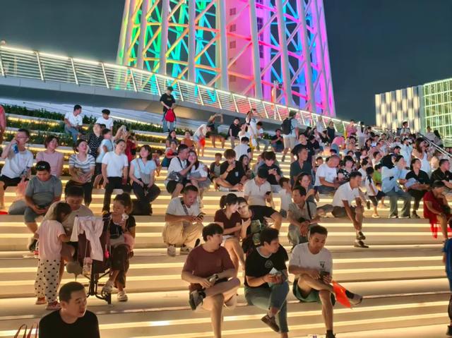 “第一天出去旅游的人已老实”！多地景区人人人人人，广州南站刷新两项历史纪录