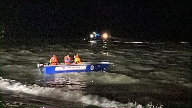 马来西亚三名男孩海滩玩水遇大浪，两人获救一人溺亡