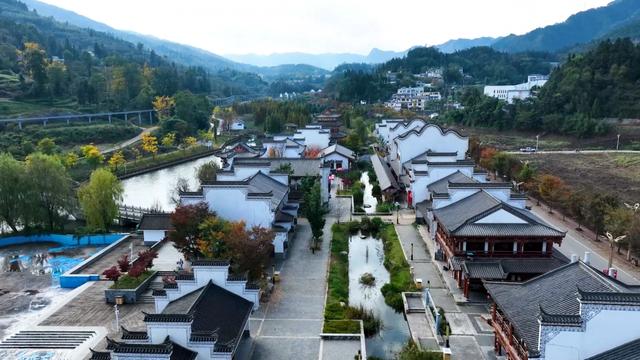 西冲玉带景区：徽派建筑与斑斓秋色的诗意交响