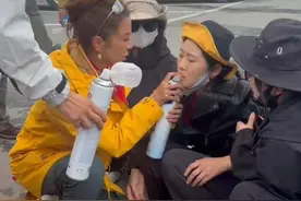 知名主持人朱迅在甘孜折多山救治高反游客，当地文旅局工作人员：她给女游客吸氧还帮忙按摩穴位图片