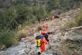 七旬老人失足滑落七十米山坡，贵州正安消防、民警联手救援图片