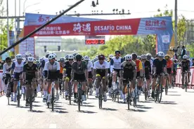 风雨中挑战自我 第二届“环西自行车中国挑战赛·北京昌平”举办图片