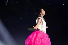 刘若英《飞行日》重“新”启航 纸飞机畅游挑战高空互动图片