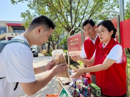 泰山挑山映文明