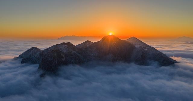大巴山里惊现“天宫”，云雪映衬好“光景”